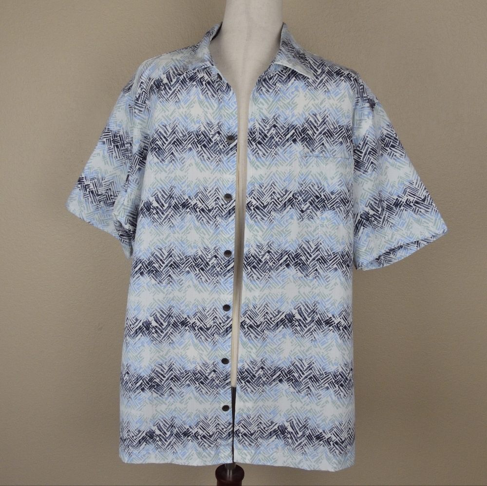 Van Heusen Men’s Button Down Shirt w/ Breast Pocket. Size- L (16-16.5)